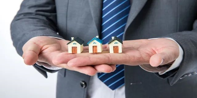 住宅70年，公寓40年，別墅50年，商業(yè)40年，到期后可以續(xù)期，不需申請，無前置條件，更不影響交易！