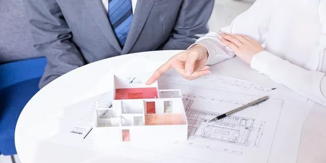 住宅70年，公寓40年，別墅50年，商業(yè)40年，到期后可以續(xù)期，不需申請，無前置條件，更不影響交易！