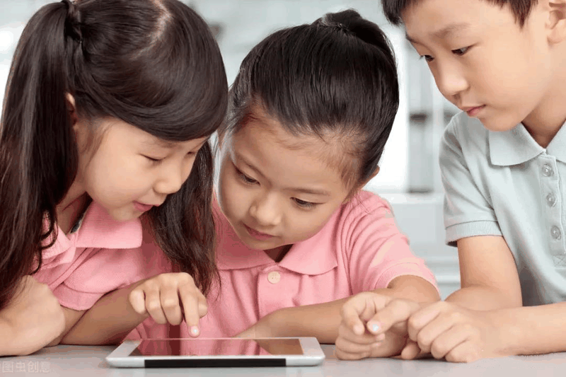 如何對(duì)付“手機(jī)ipad控”的孩子？跟著這位媽媽學(xué)，3招就夠了