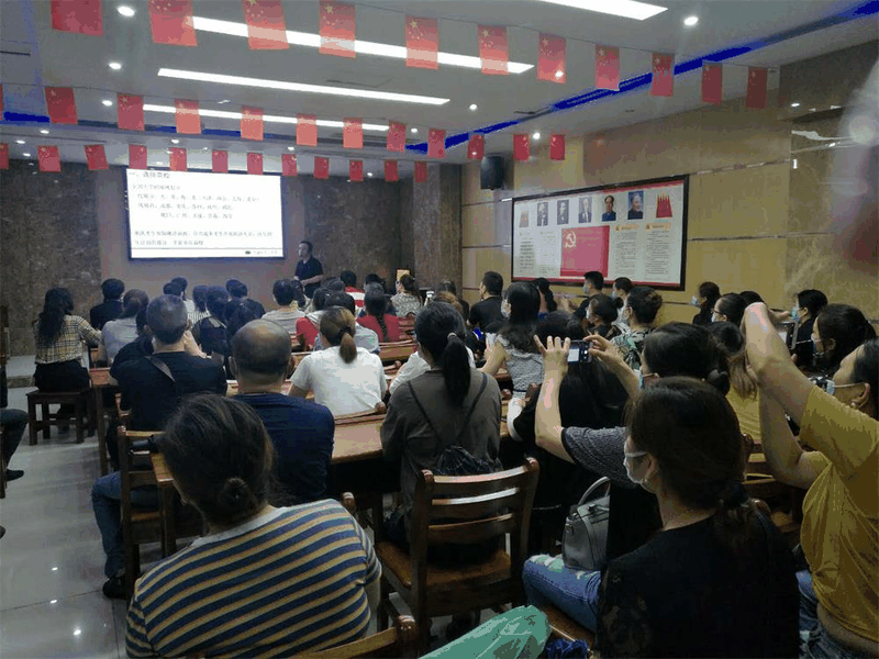 百年教育舉辦的高考志愿公益講座活動取得了圓滿成功