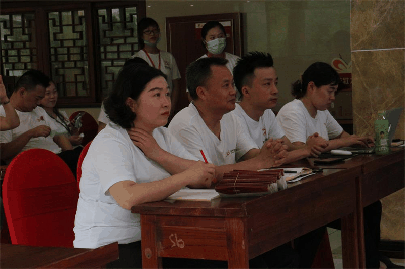 百年好房經(jīng)紀(jì)人三部曲：做人、做事、成交，每一曲都會讓客戶滿意！