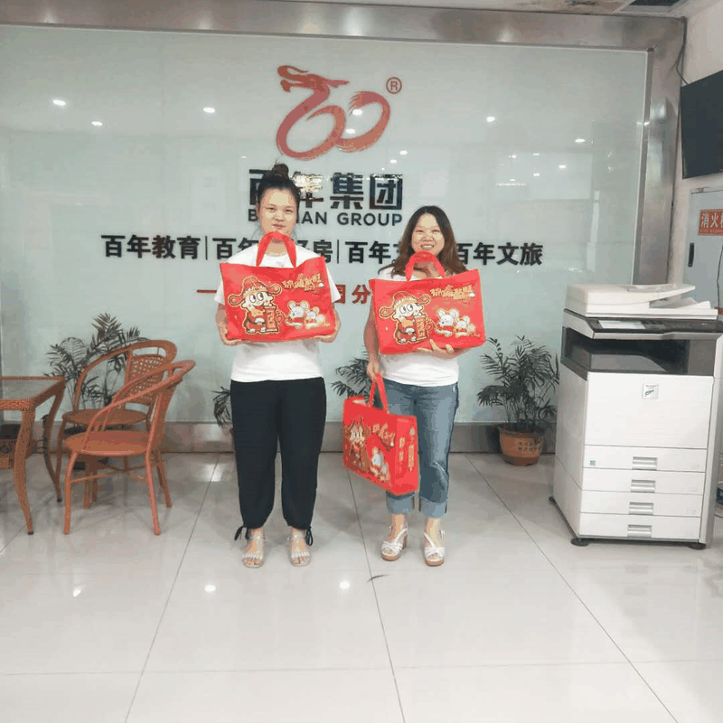 百年集團(tuán)為員工子女發(fā)放“六一”禮物，祝愿所有的孩子兒童節(jié)快樂！