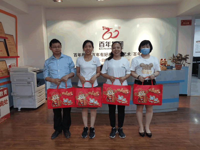 百年集團(tuán)為員工子女發(fā)放“六一”禮物，祝愿所有的孩子兒童節(jié)快樂！