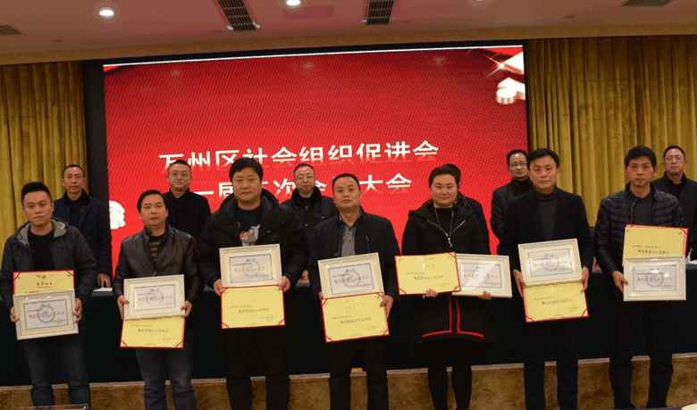 百年教育榮膺“規(guī)范化建設(shè)示范單位”的光榮稱(chēng)號(hào)