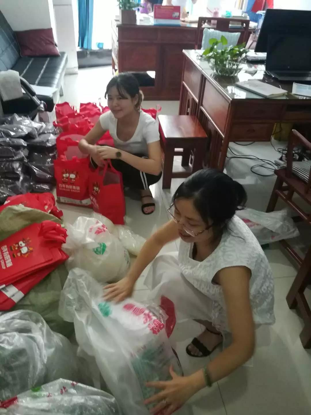 百年夏日送清涼 溫情關(guān)懷暖人心