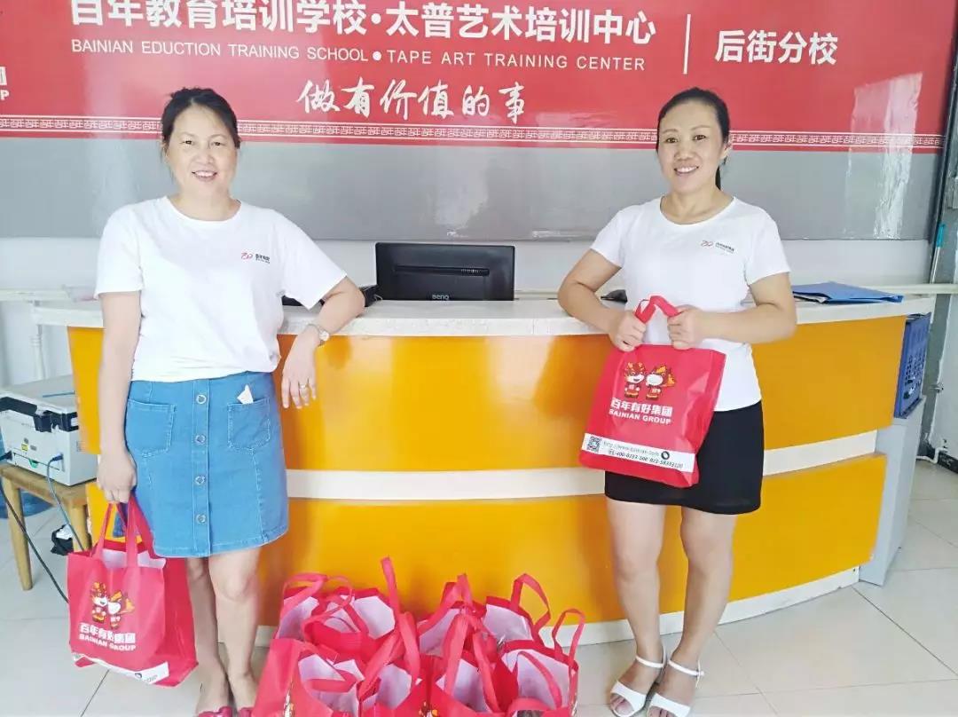 百年夏日送清涼 溫情關(guān)懷暖人心