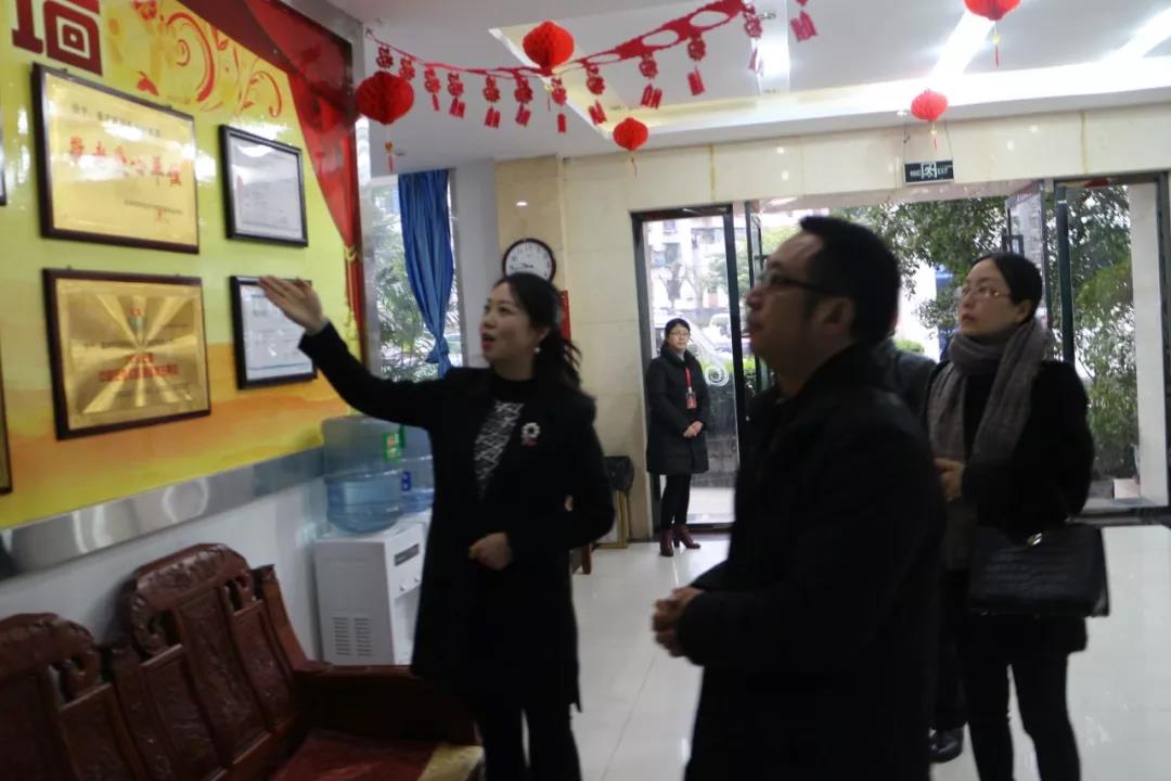 熱烈歡迎市教委交叉檢查組及區(qū)教委領(lǐng)導(dǎo)蒞臨百年教育指導(dǎo)工作！