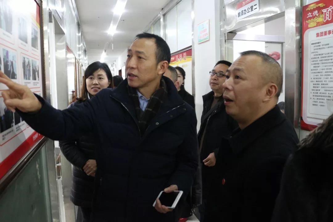 熱烈歡迎市教委交叉檢查組及區(qū)教委領(lǐng)導(dǎo)蒞臨百年教育指導(dǎo)工作！