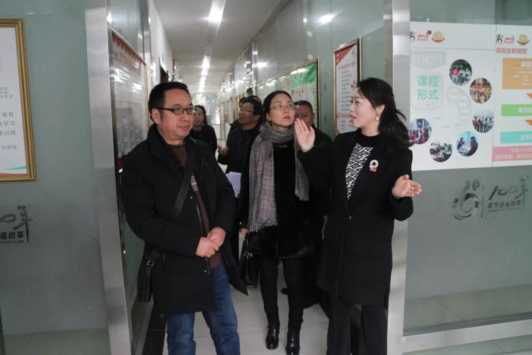 熱烈歡迎市教委交叉檢查組及區(qū)教委領(lǐng)導(dǎo)蒞臨百年教育指導(dǎo)工作！